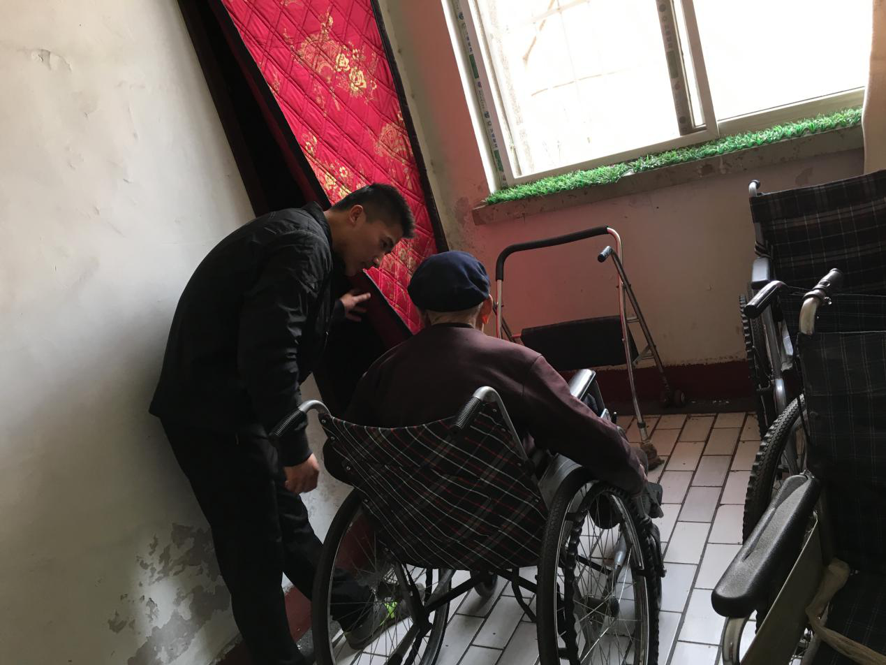 慰问孤寡老人